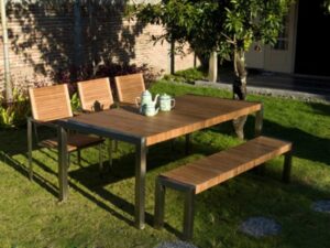 Loro Garden Table