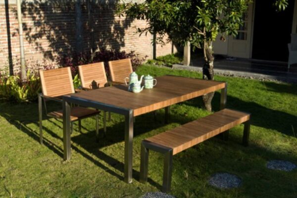 Loro Garden Table