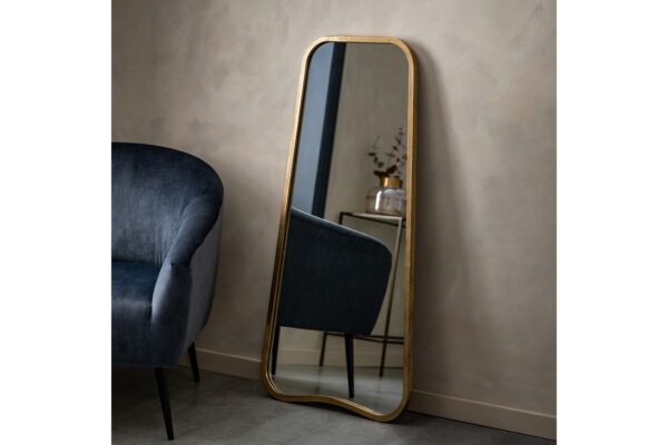 Kurva Mirror