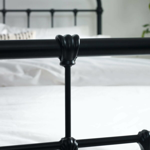 Logan Metal Bed - 135 cm
