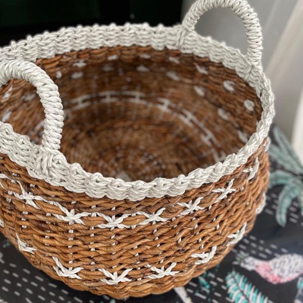 page_4313.jpg White Cross Stitch basket
