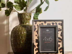 5509007_liv_01__84339.1755856594.jpg Kensington Townhouse 4In x 6In Leopard Design Photo Frame
