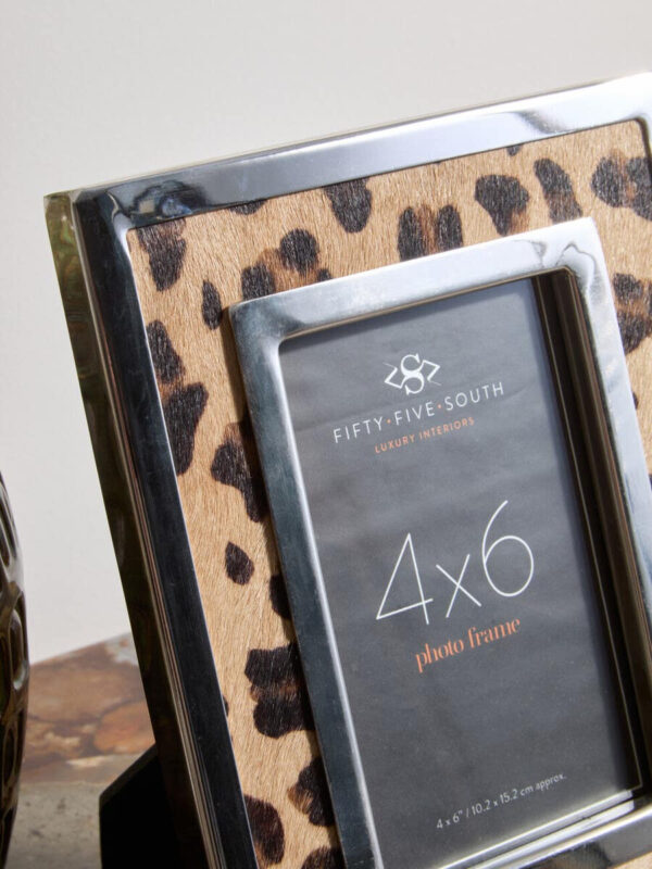 5509007_liv_02__65922.1755856595.jpg Kensington Townhouse 4In x 6In Leopard Design Photo Frame