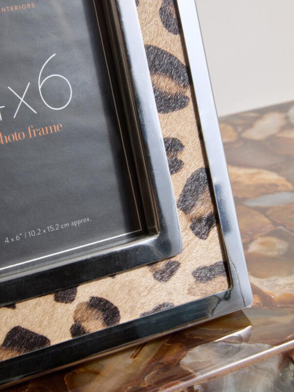 5509007_liv_03__71408.1755856596.jpg Kensington Townhouse 4In x 6In Leopard Design Photo Frame