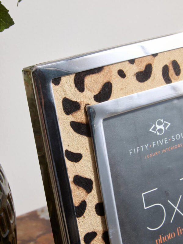 5509008_liv_02__40606.1755856616.jpg Kensington Townhouse 5 x 7 Leopard Design Photo Frame