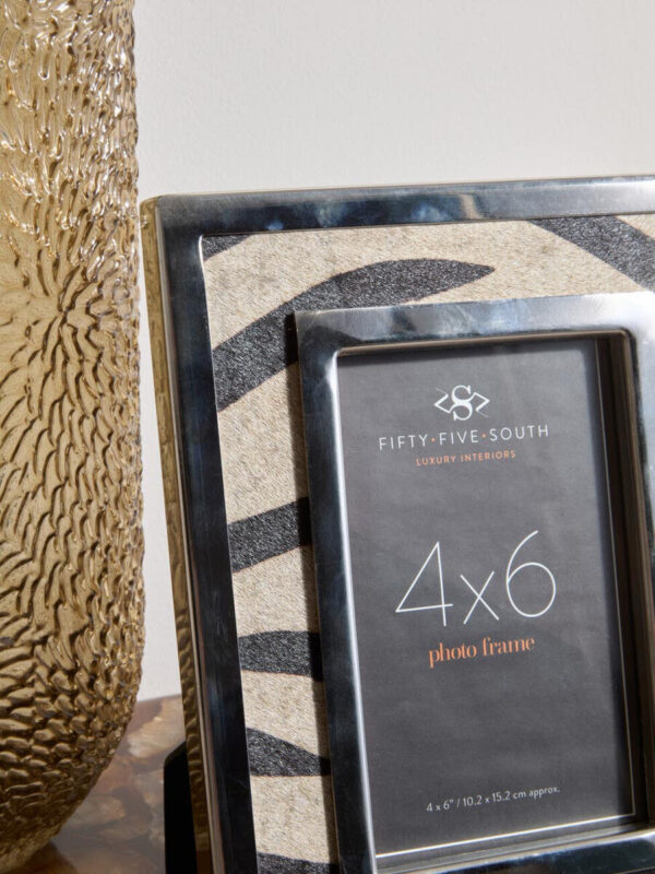 5509010_liv_02__71179.1755856604.jpg Kensington Townhouse 4in x 6in Zebra Design Photo Frame