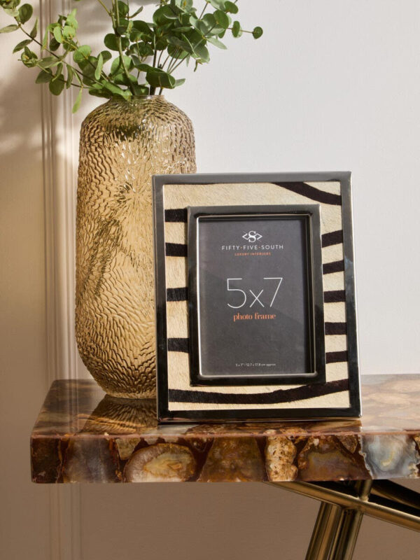 5509011_liv_01_1__27085.1755856607.jpg Kensington Townhouse 5in x 7in Zebra Design Photo Frame